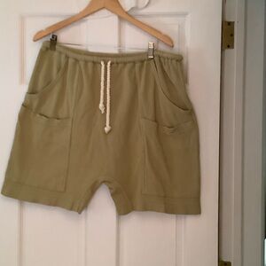 FP BEACH woman’s shorts.  4 pockets on front, gum and tie waist.  Size large.